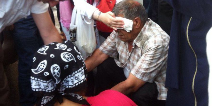 Halk Otobüsü Yaşlı Adamı Kaldırıma Sıkıştırdı