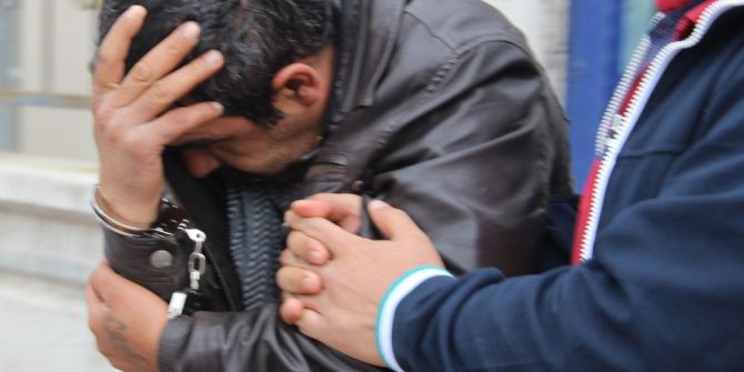 Annesinin Otomobiliyle Rögar Kapağı Çalarken Yakalandı