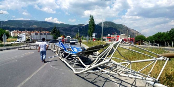 Söke’de Kamyonun Açılan Damperi Tabelayı Devirdi