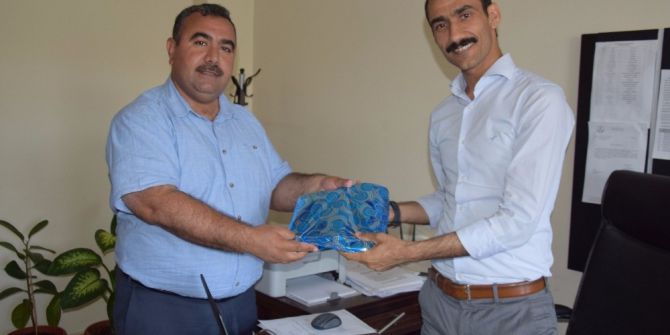 Milli Eğitim Müdüründen Personele Bayram Hediyesi