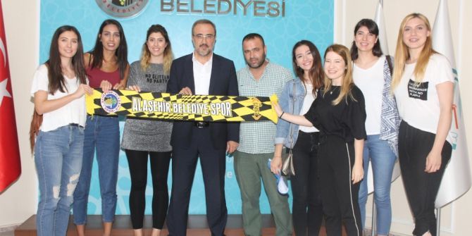 Alaşehirli ’Sarı Melekler’ 8 Oyuncu İle Sözleşme İmzaladı