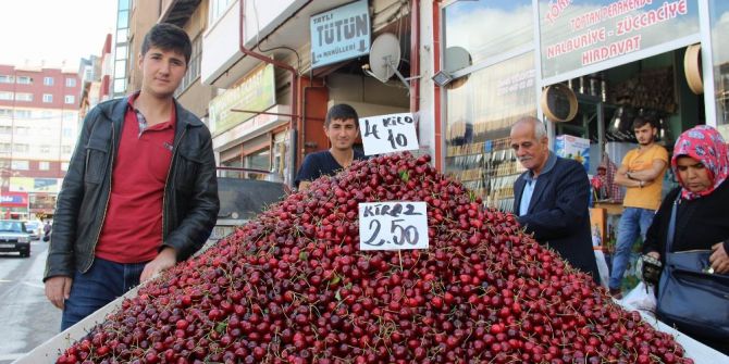 Tezgahlarda Kiraz Bereketi