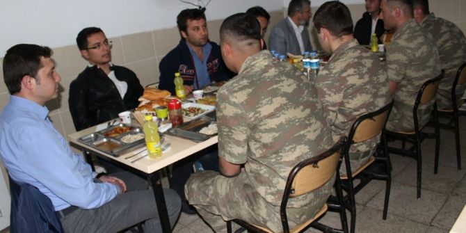 Kaymakam Dundar, Tendürek Eteklerindeki Askerle İftar Açtı