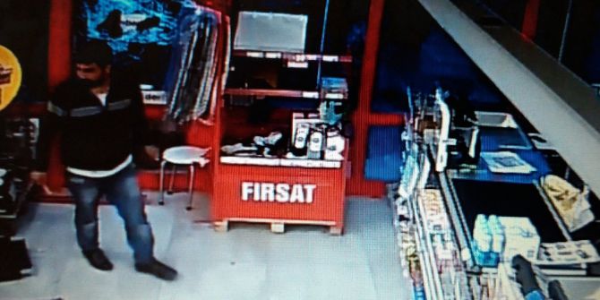 Bıçaklı Soyguncuya Market Çalışanlarından Müdahale