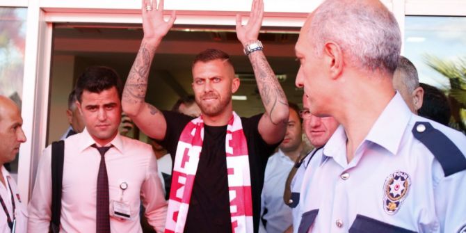 Menez’e Antalya’da Coşkulu Karşılama