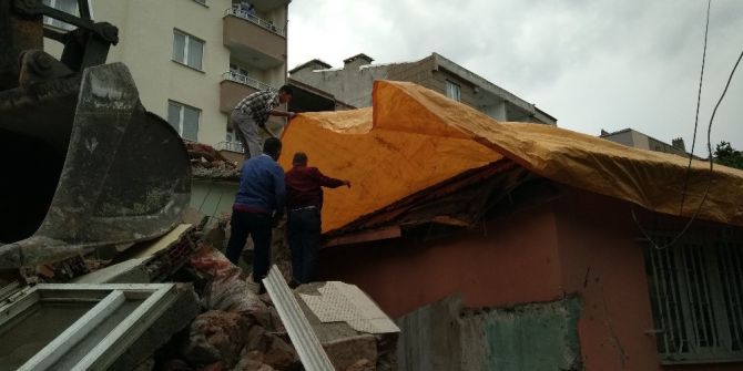 Yıkım Yapılırken Yandaki Evin Tavanı Çöktü