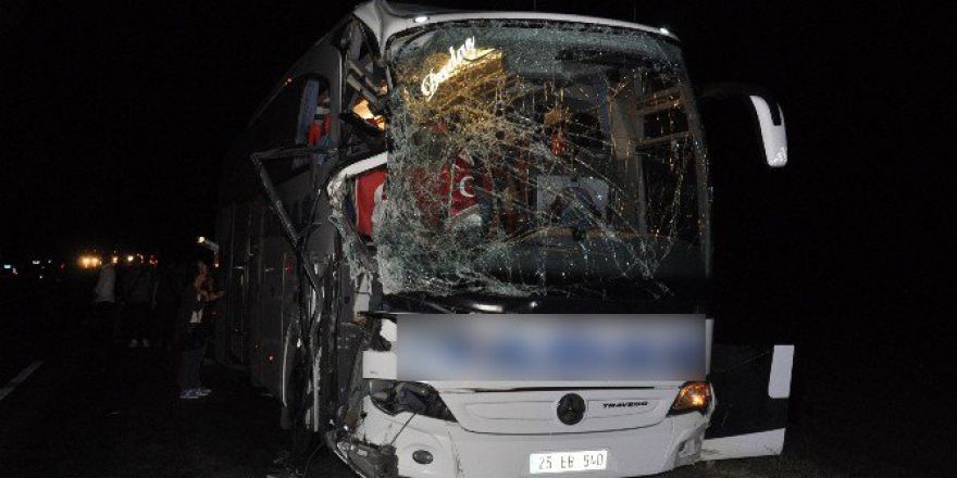 Yozgat’ta Yolcu Otobüsü İle Biçerdöver Çarpıştı: 5 Kişi Yaralandı