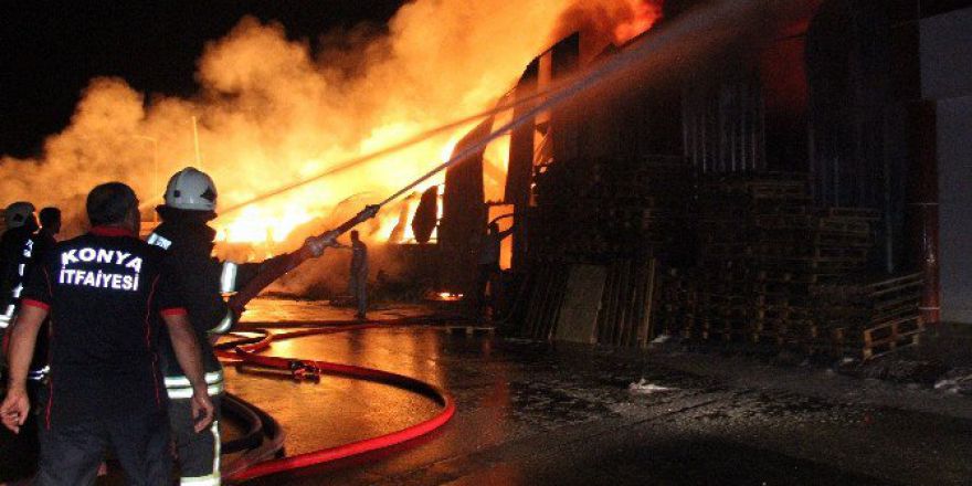 Konya’da Ahşap Palet Fabrikası Saatlerce Yandı