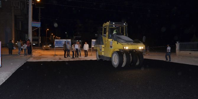 Siverek’te Asfalt Çalışmaları Gecede Sürüyor