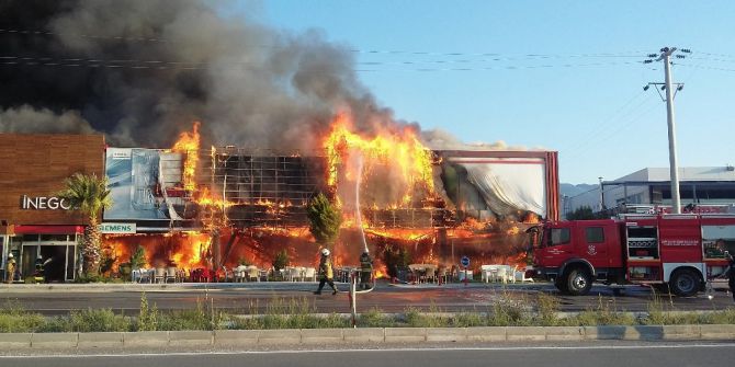 Avm Yangınında 8 Milyon Tl Kül Oldu