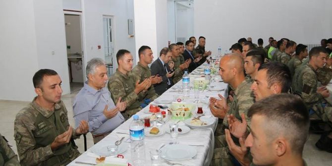 Vali Toprak Askeri Personelle İftar Yaptı