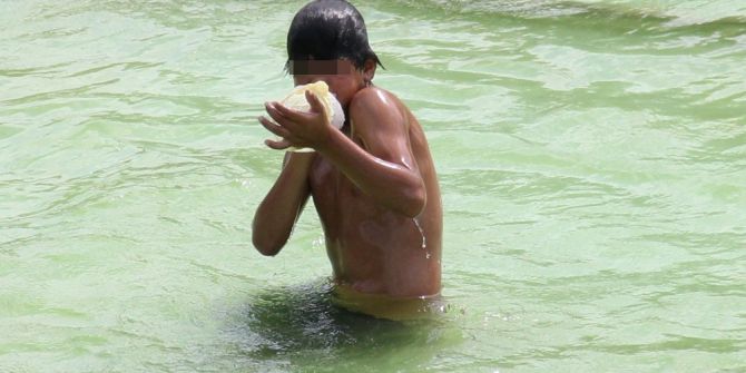 Çocuklar Sokak Ortasında Uçucu Madde İçin Birbirini Darp Etti