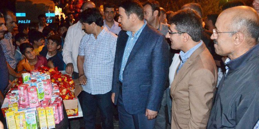 Demokrasi Nöbetçilerine Süt Ve Kek Dağıtıldı