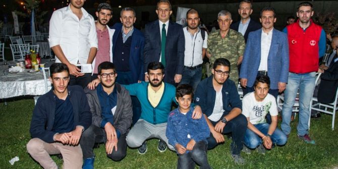 Vali Taşyapan Gençlerle İftar Yaptı