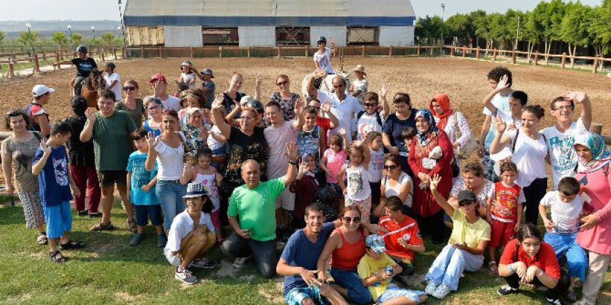 Muratpaşa Belediyesi Özel Çocukları At Çiftliğine Götürdü