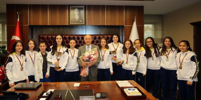 Şampiyon Voleybolculardan Başkan Yaşar’a Ziyaret