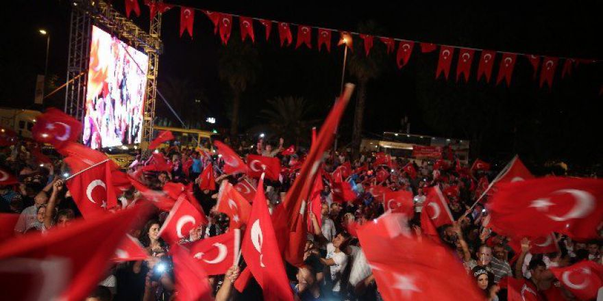 Vatan Caddesi’nde Demokrasi Nöbeti Devam Ediyor