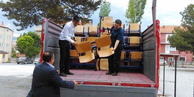 İdareci Ve Öğretmenler Okul Sırası Taşıdı