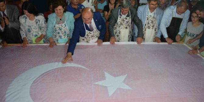 15 Temmuz Şehitleri Anısına “Ebru” İle Dev Türk Bayrağı