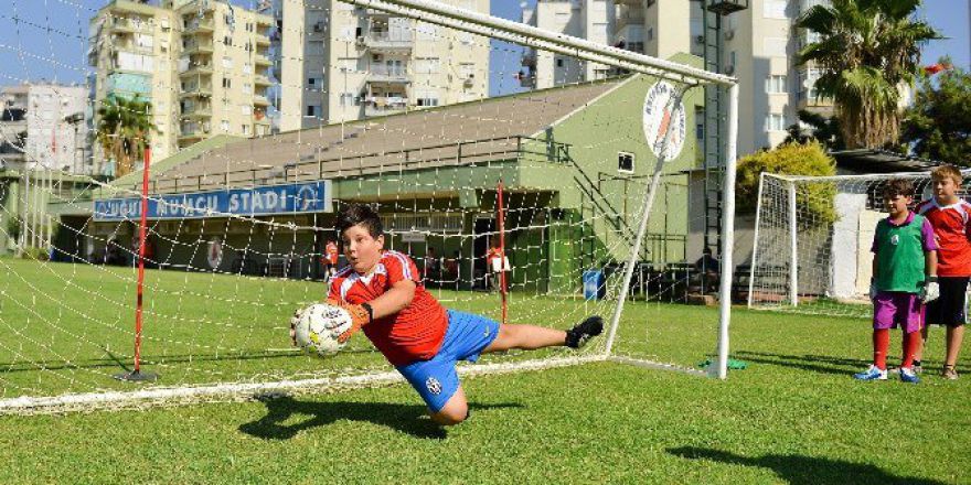 Muratpaşa Belediyesi Geleceğin Kalecilerini Yetiştiriyor