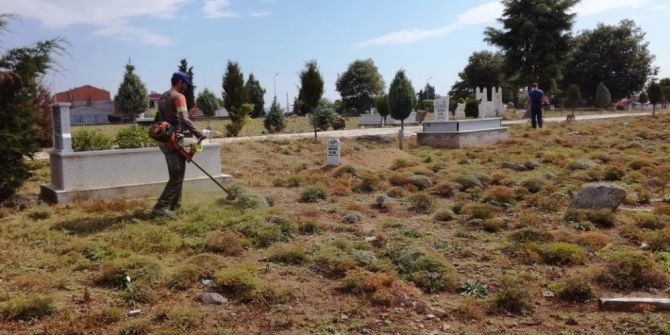 Mezarlıklarda Bayram Temizliği