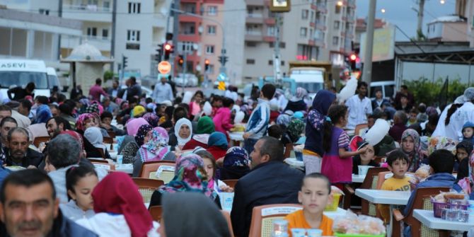 Başkan Akdoğan, "Kimseyi Ayırt Etmeden Hep Birlikte İftar Açıyoruz"