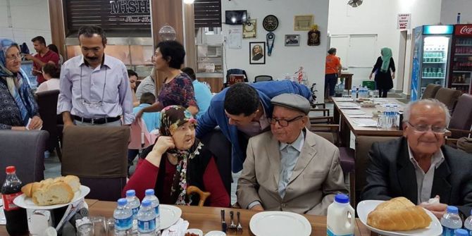 Yaşlı Çınarlara İftar Yemeği Verildi