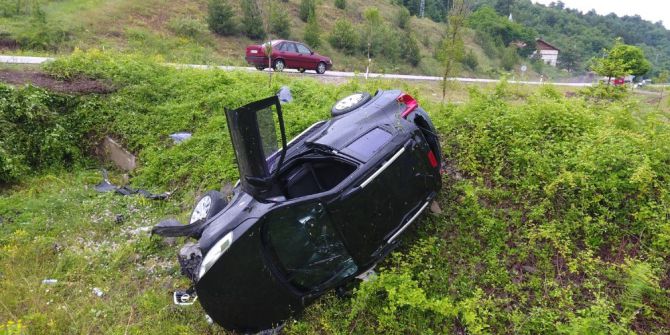 Sinop’ta Otomobil Şarampole Yuvarlandı: 2 Yaralı