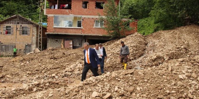 Yomra’da Yoğun Yağmur Yağışı Nedeniyle 6 Mahalle Yolu Ulaşıma Kapandı.