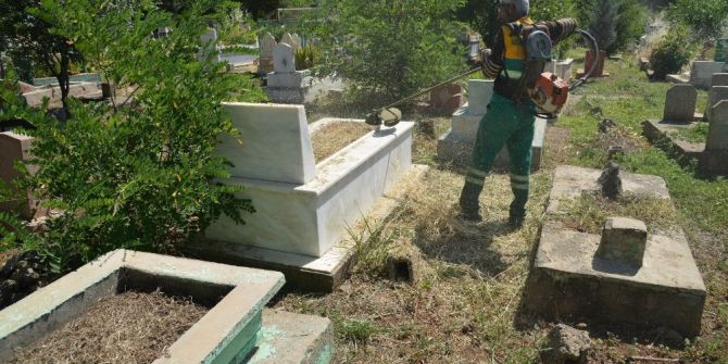 Diyarbakır’daki Mezarlıklar Temizleniyor