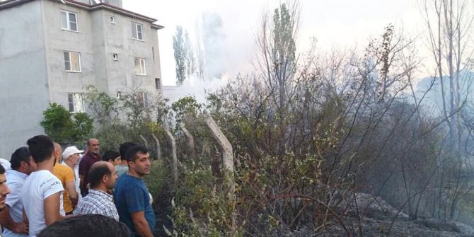 Edremit’te Mahalleyi Ateşten İtfaiye Kurtardı