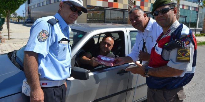 Bayram Öncesi Jandarma Ve Polisten Sürücülere Tatlı İkramı