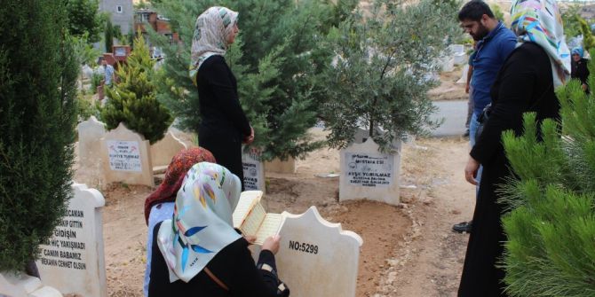 Vatandaşlar Mezarlığa Akın Etti