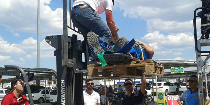 Ayvalık’ta Avm’nin Çatısından Düştü