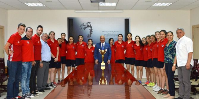 Genç Basketbolcular Başarılarını Başkan Kocamaz İle Paylaştı