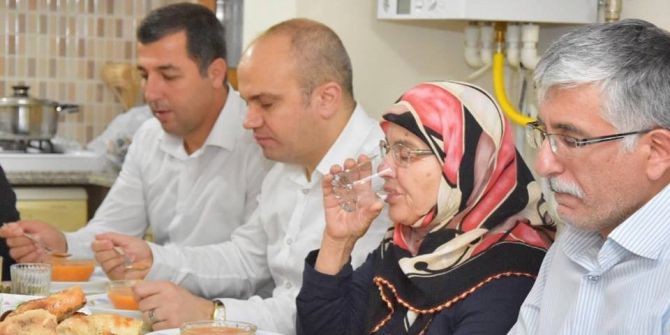 Başkan Mersinli İftarda Şehit Ailesine Konuk Oldu
