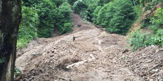Trabzon’da Yağışlar Sonrası Yaşanan Heyelanlara Ekipler Müdahale Ediyor