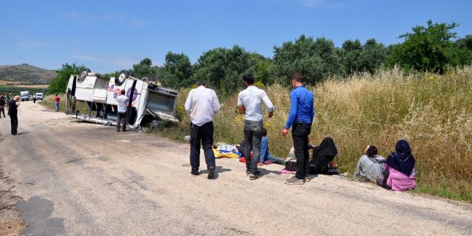 Bursa’da Tarım İşçilerini Taşıyan Otobüs Tarlaya Yuvarlandı: 25 Yaralı