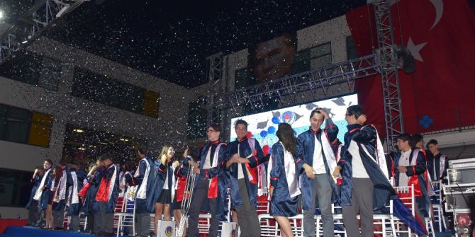 Ted İzmir Koleji İlk Mezunlarını Verdi