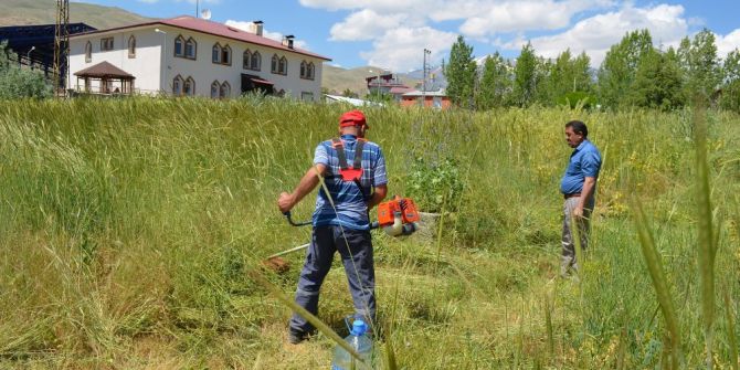 Adilcevaz’da Mezarlıklarda Ot Biçme Çalışması
