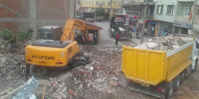 Bağlar Sokağında İki Metruk Bina Yıkıldı