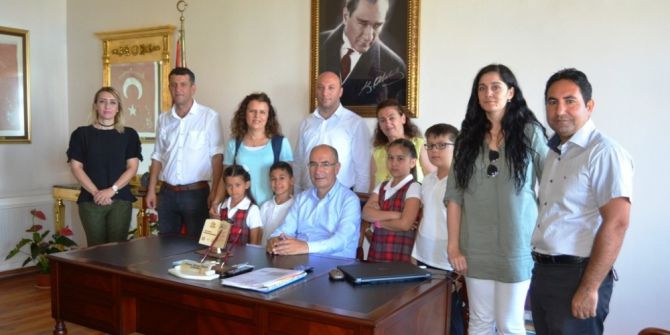 Kaymakam Nazlı’ya Minik Öğrencilerden ‘Kitaptan Kanatlar’ Teşekkürü