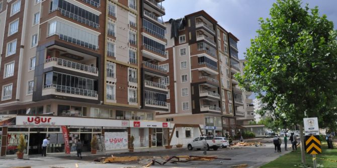 Nizip’te Şiddetli Fırtına Çatıları Uçurdu