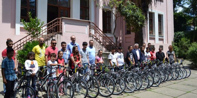 Fenerbahçelilerden Başarılı Öğrencilere Bisiklet