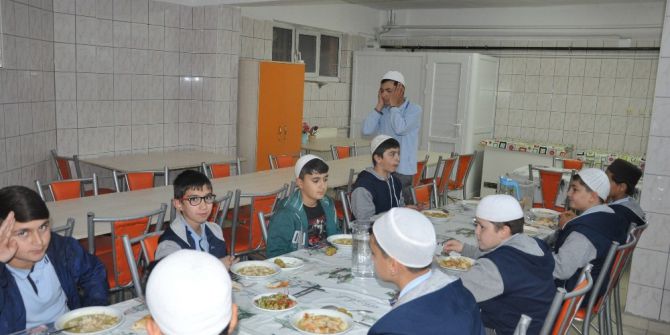 İl Müftüsü Akkuş, Kur’an Kursu Öğrencilerinin İftar Sofrasına Konuk Oldu