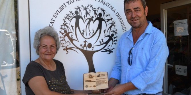 Meb’den Şefkatli Ellere Anlamlı Jest