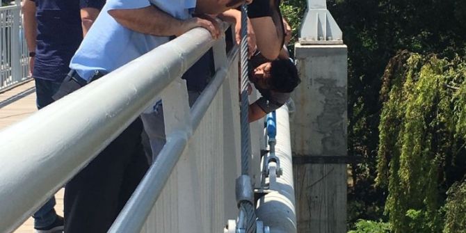 Polis İntihar Etmek İsteyen Genci Köprünün Demirlerine Kelepçeledi