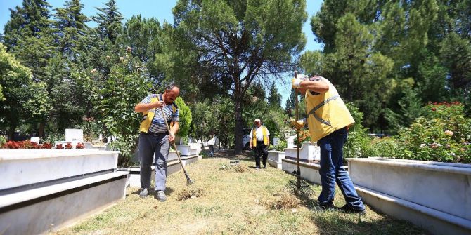 Denizli’de Bayram Öncesi Mezarlıklar Temizlendi