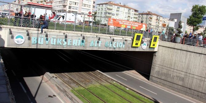 İntihar İçin Üst Geçide Çıkan Şahsı Polis İkna Etti