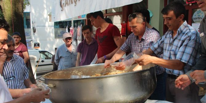 Aralarında Topladıkları Parayla Yaptıkları Helvayı Elleriyle Dağıttılar